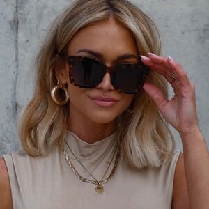 LIKE NEW: DIFF Eyewear CARSON Sunglasses in Amber Tortoise Blue Steel Polarized